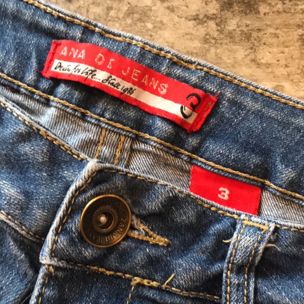 ❌❌SOLD❌❌Distressed Jeans - Picture 4 of 6